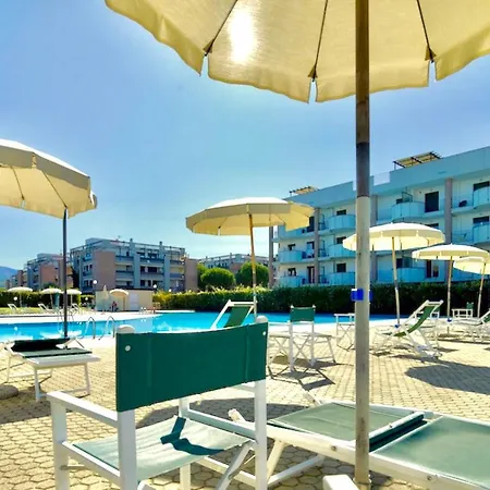 Isa-apartments For 6 People, 2 Bedrooms, In With Swimming Pool In San Vincenzo, Just 600 Meters From The Sea * سان فينتْشينسو
