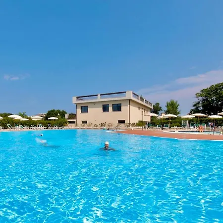 Isa-apartments For 6 People, 2 Bedrooms, In With Swimming Pool In San Vincenzo, Just 600 Meters From The Sea شقة فندقية